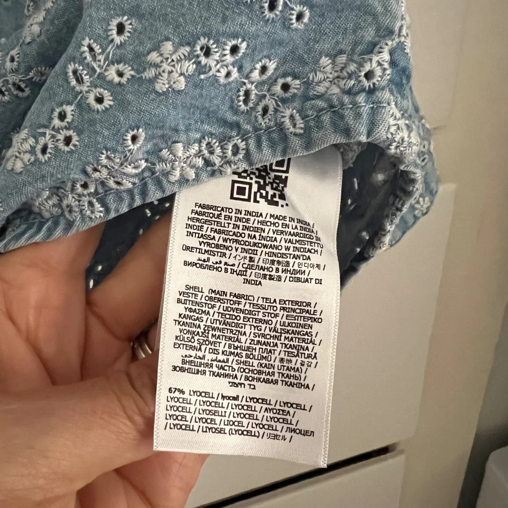 Guess Chambray Eyelet Tie Front Shirt Blue Western Floral Embroidered Top M - Picture 6 of 7